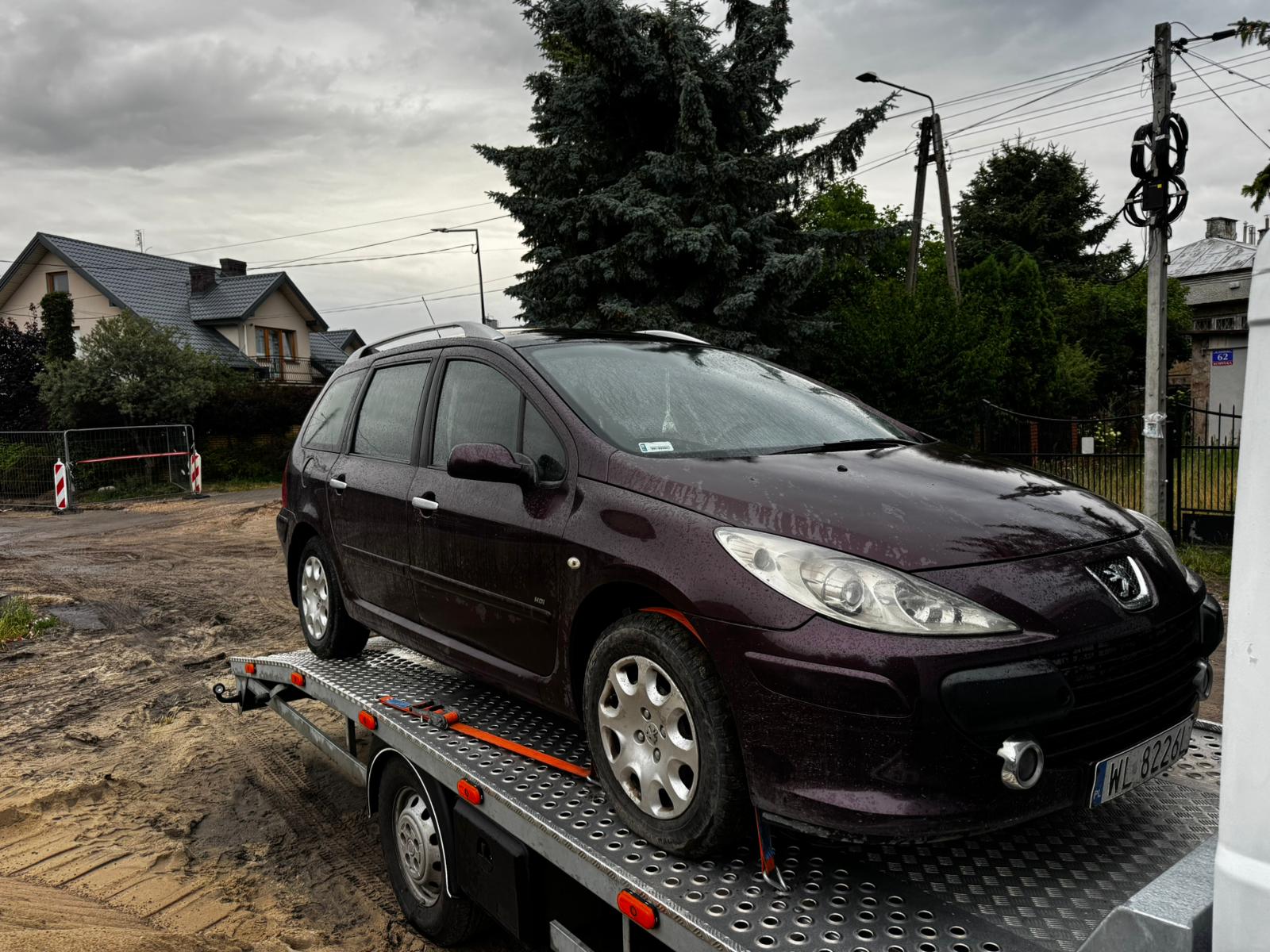 Samochód kupiony przez Auto Skup Warszawa Wola ładowany na lawetę w Warszawie